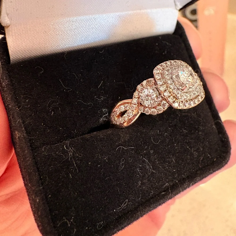 Stunning Diamond Rose Gold engagement Ring - Picture 3 of 9
